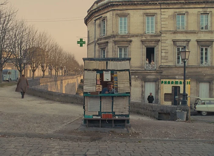 Szene mit Kiosk aus The French Dispatch