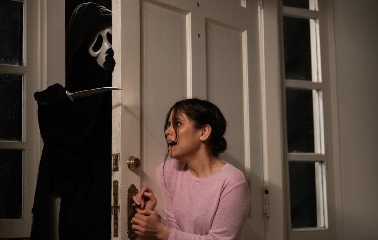 Jenna Ortega als Tara und Ghostface in Scream 5