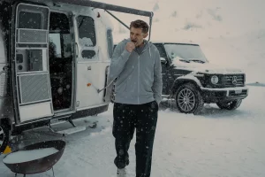 Manfred Kägi (Marcus Signer) vor seinem Airstream und Mercedes | Copyright: SRF/Pascal Mora