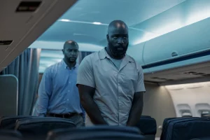 Mike Colter und Modesto Lacen aus Plane