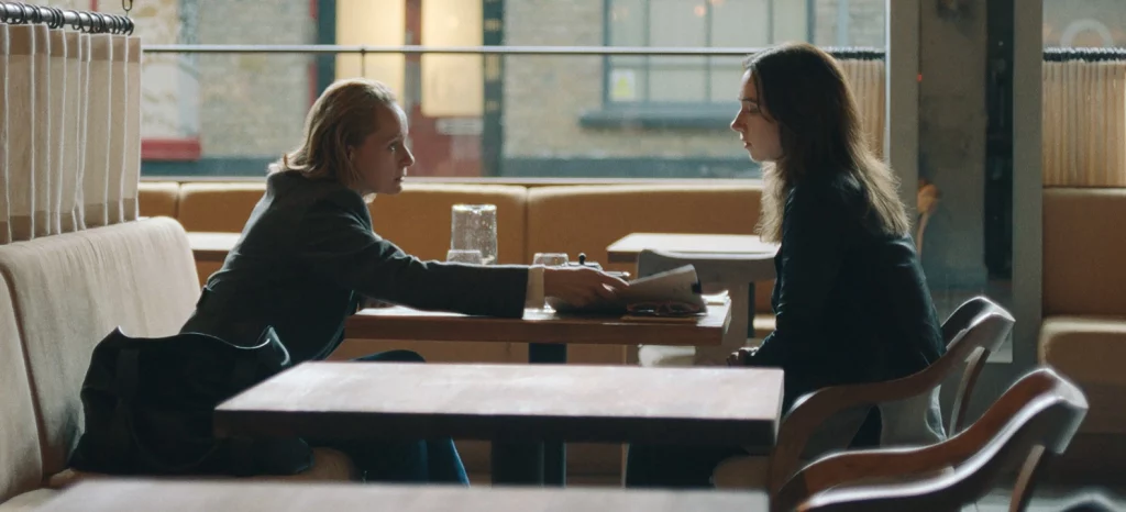 Zoe Kazan und Patricia Clarkson im Kaffee aus She Said