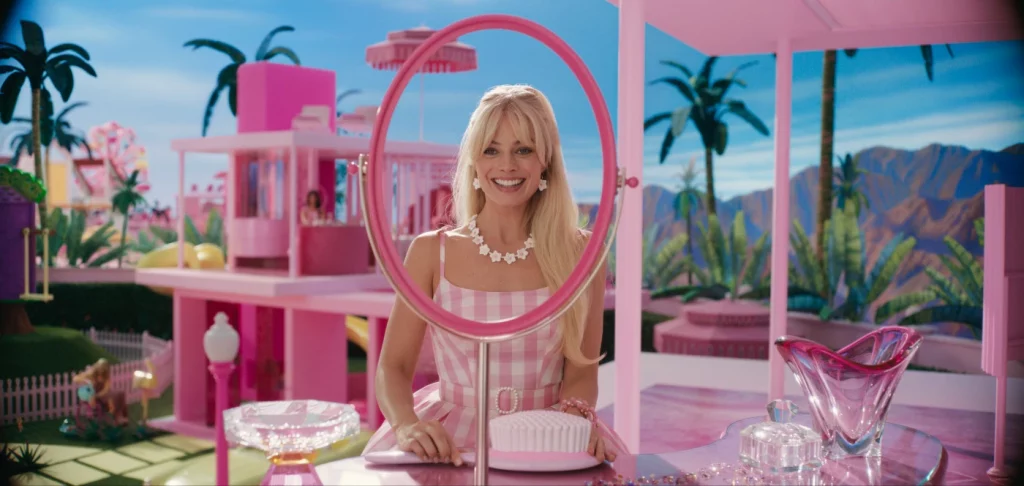 Margot Robbie als Barbie vor dem Spiegel in Barbie