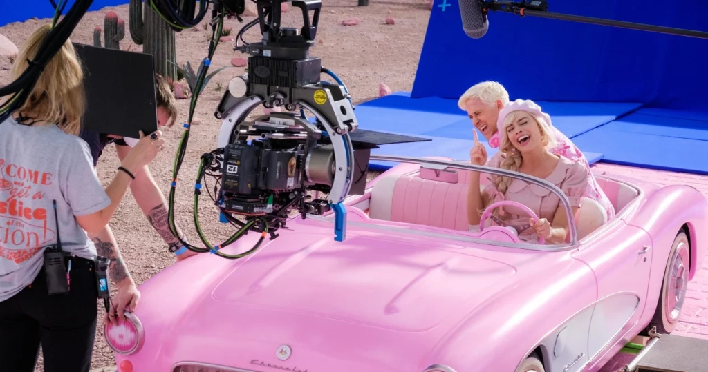 Margot Robbie und Ryan Gosling im Auto am Barbie-Filmset
