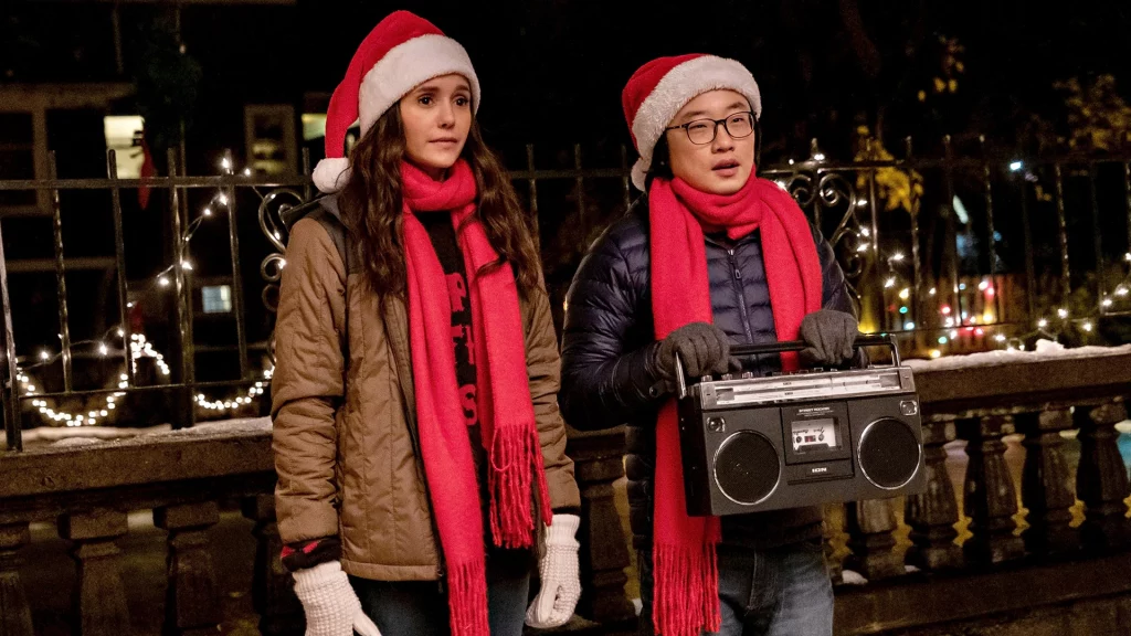Nina Dobrev und Jimmy O. Yang aus Love Hard 2021 in 12 Weihnachtsfilme
