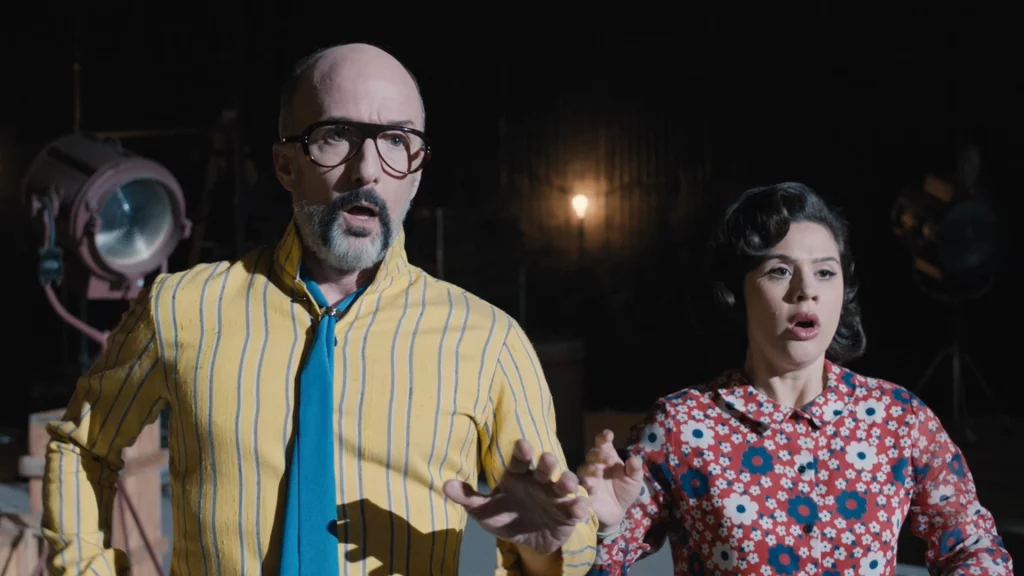 Anna Garcia und Jim Rash in Fly Me to the Moon