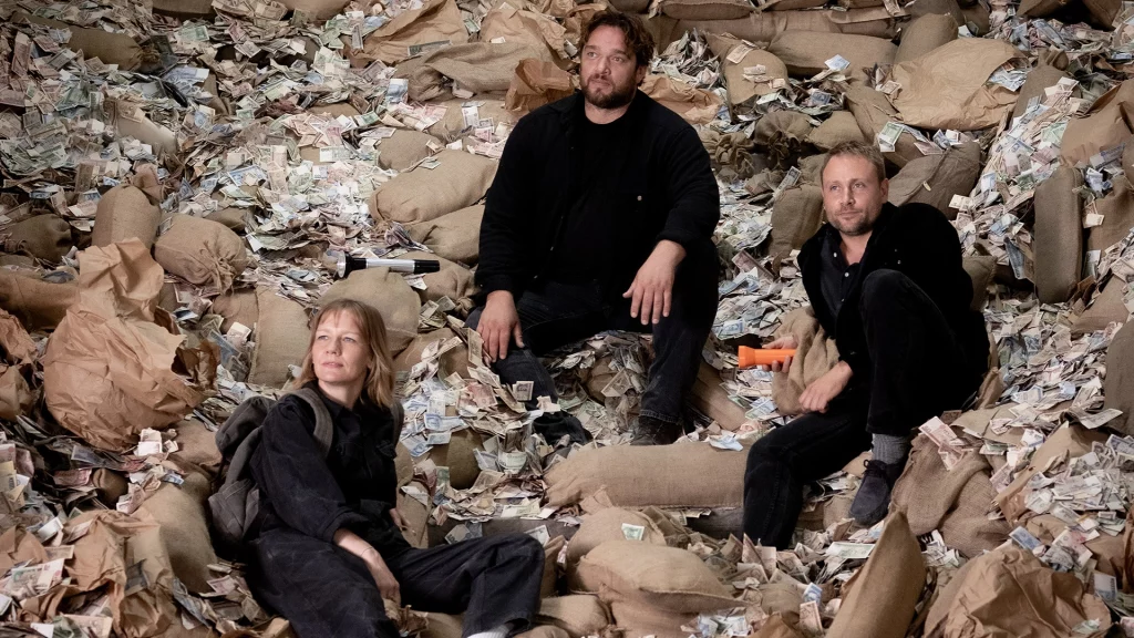 Sandra Hueller Ronald Zehrfeld und Max Riemelt baden im Geld in Zwei zu Eins