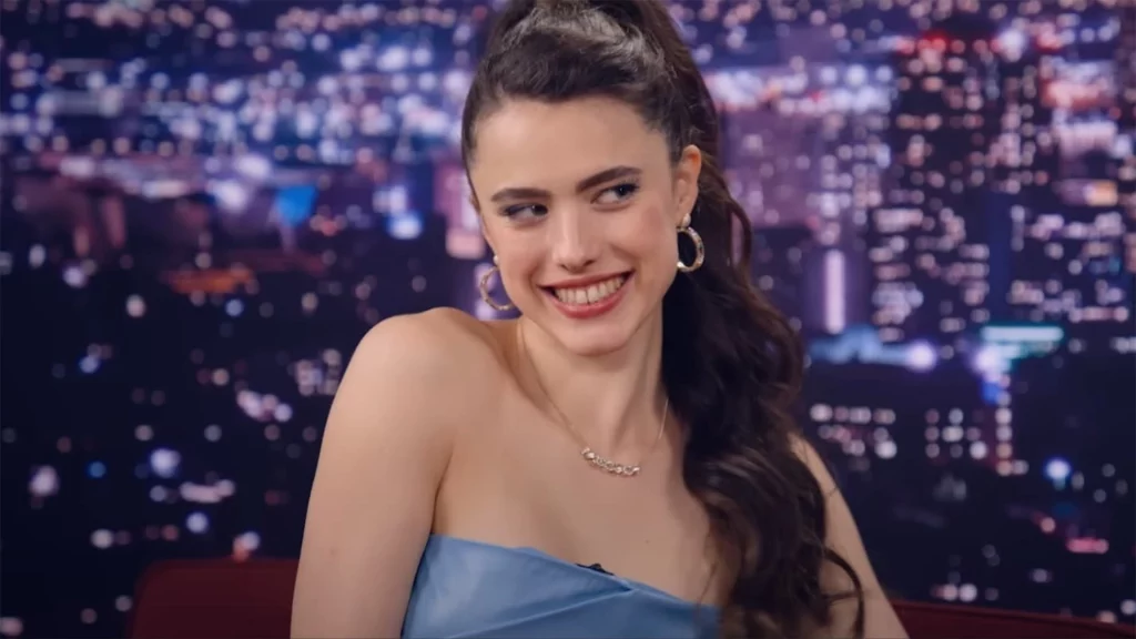 Margaret Qualley als Sue in TV Show