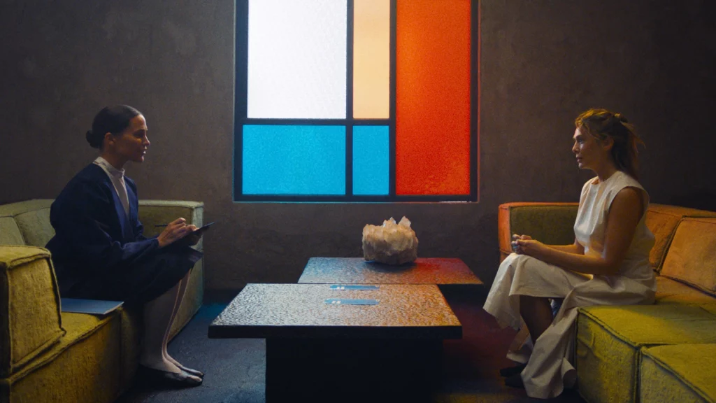 Alicia Vikander als Virginia und Elizabeth Olsen als Mia aus The Assessment von Fleur Fortuné
