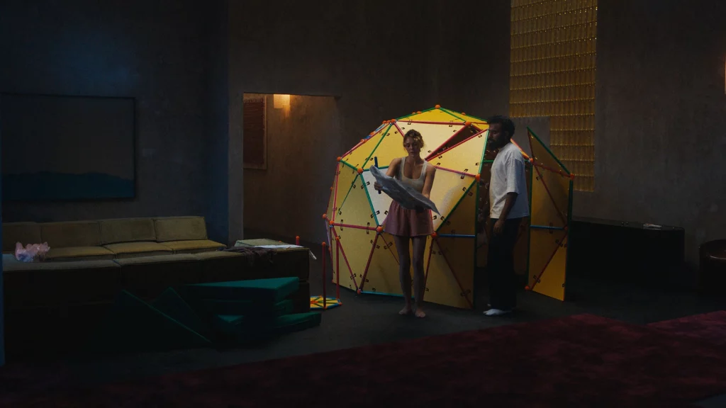 Elizabeth Olsen und Himesh Patel aus The Assessment