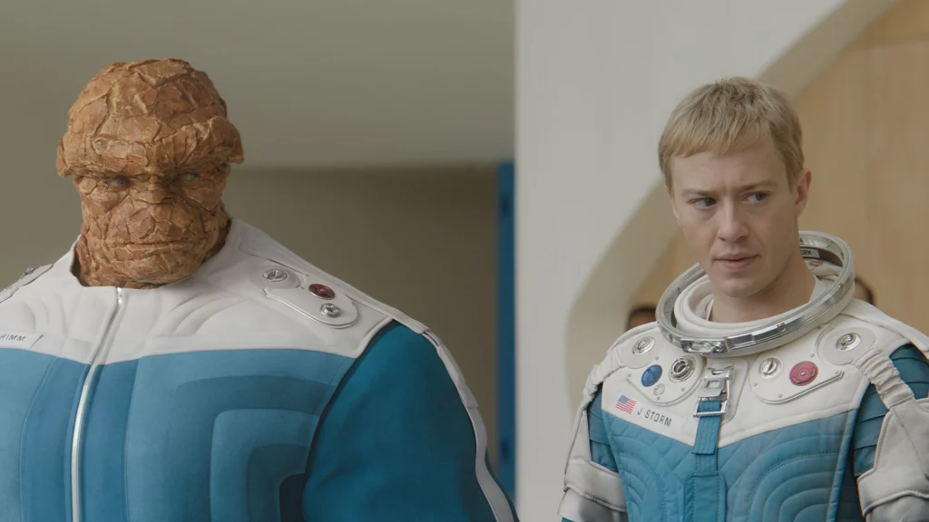 Ebon Moss-Bachrach als Das Ding und Joseph Quinn als Johnny Storm in The Fantastic Four First Steps