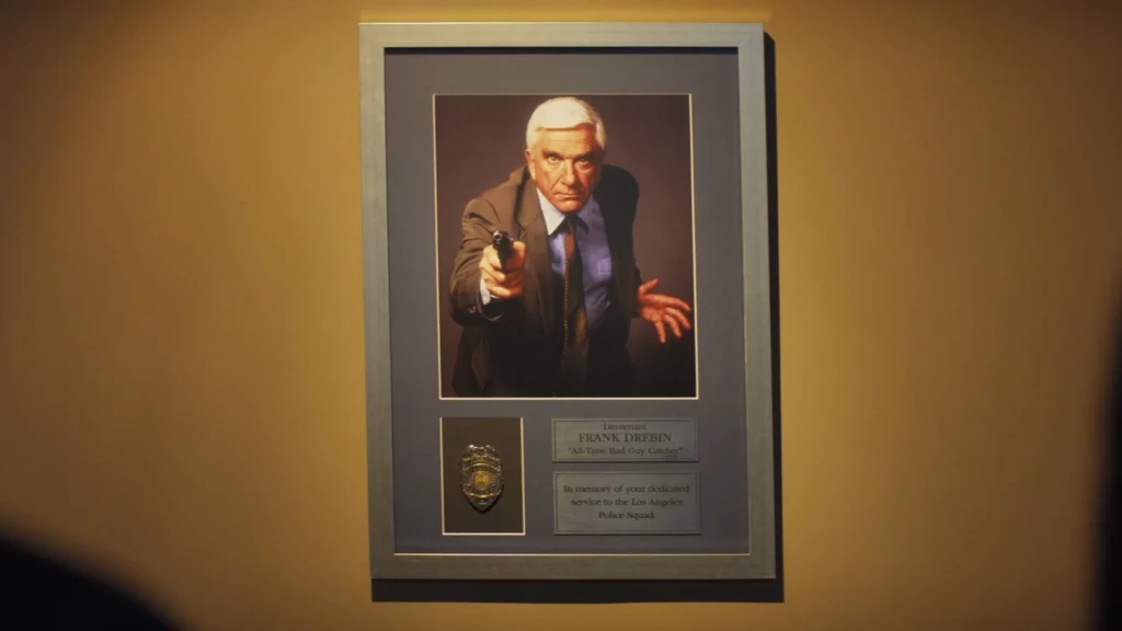 Leslie Nielsen als Frank Drebin aus Die nackte Kanone 2025