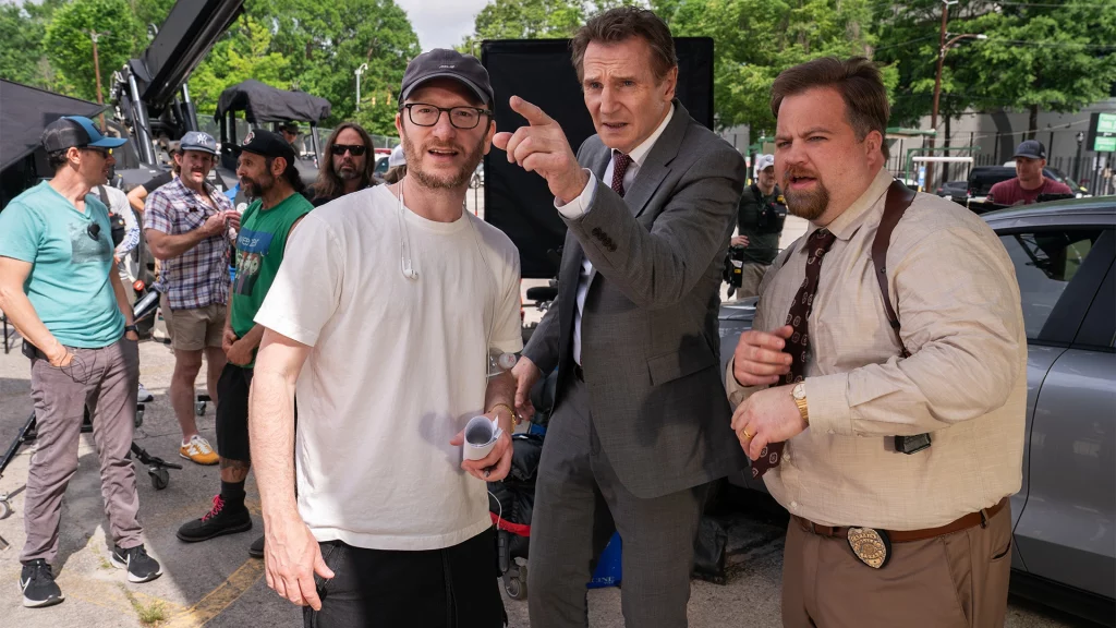 Liam Neeson Paul Walter Hauser und Regisseur Akiva Schaffer am Set von Die nackte Kanone 2025