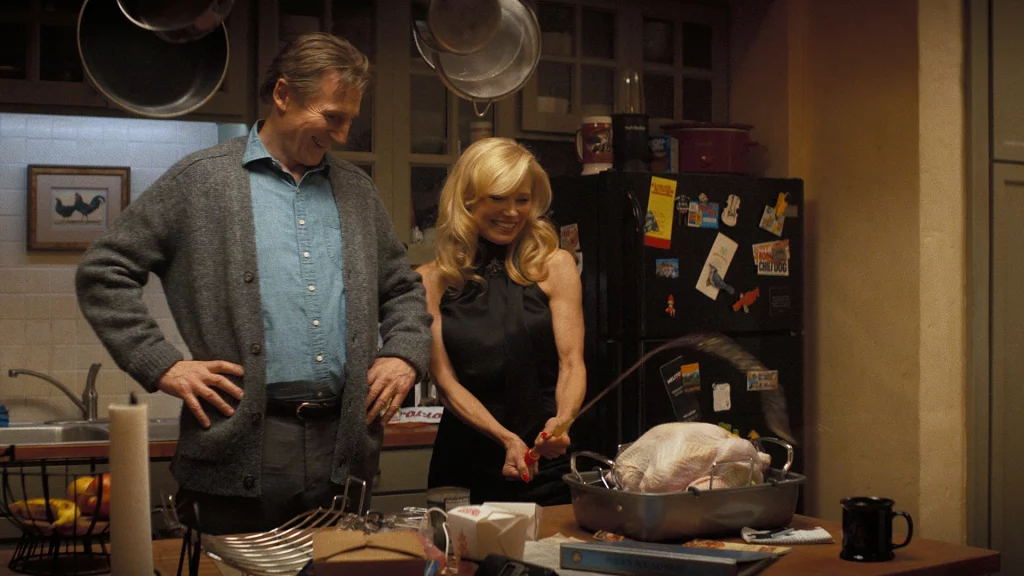 Liam Neeson als Frank und Pamela Anderson als Beth in Die nackte Kanone 2025