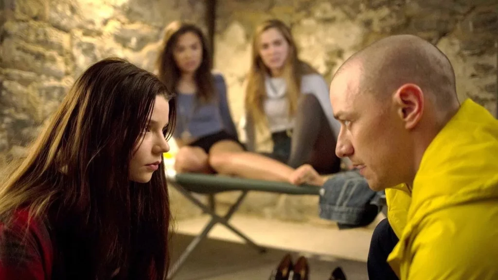 Anya Taylor-Joy als Casey und James McAvoy als Kevin Wendell Crumb in Split