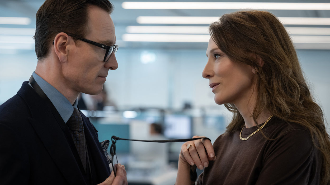 Cate Blanchett als Kathryn und Michael Fassbender als George aus Black Bag