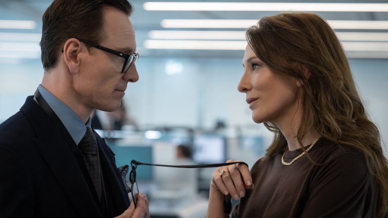 Cate Blanchett als Kathryn und Michael Fassbender als George aus Black Bag