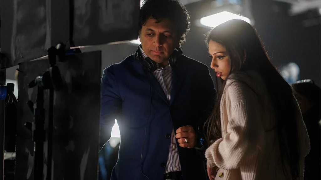 M Night Shyamalan mit Tochter Saleka Shyamalan am Set von Trap No Way Out