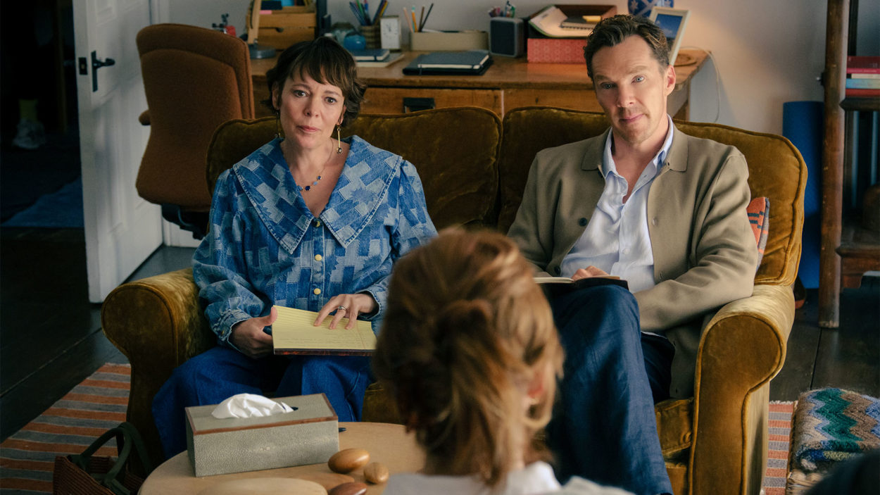 Olivia Colman als Ivy und Benedict Cumberbatch als Theo und Allison Janney aus Die Rosenschlacht