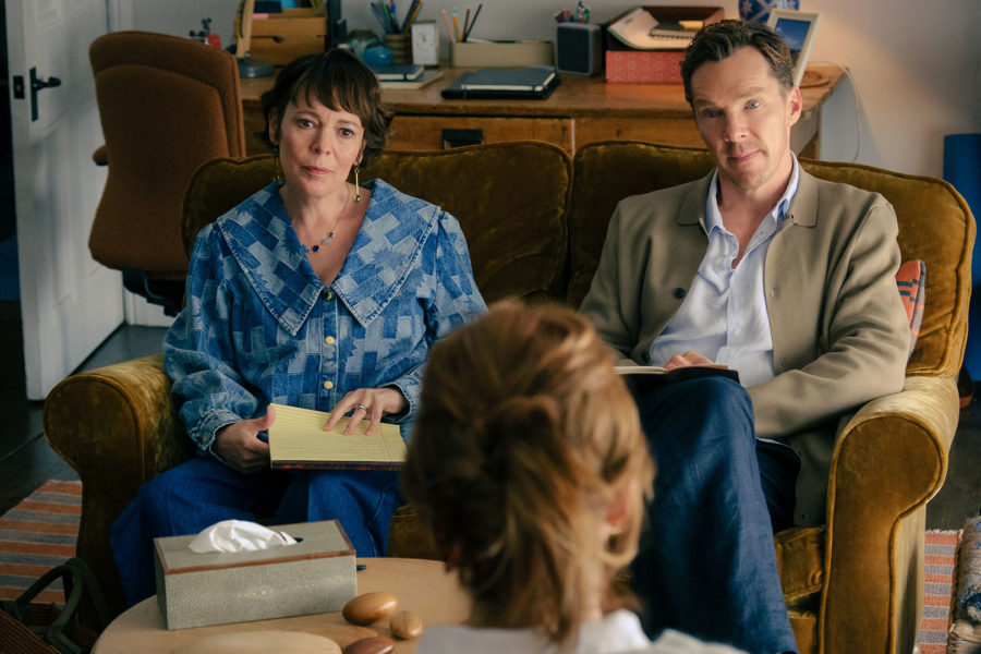 Olivia Colman als Ivy und Benedict Cumberbatch als Theo und Allison Janney aus Die Rosenschlacht