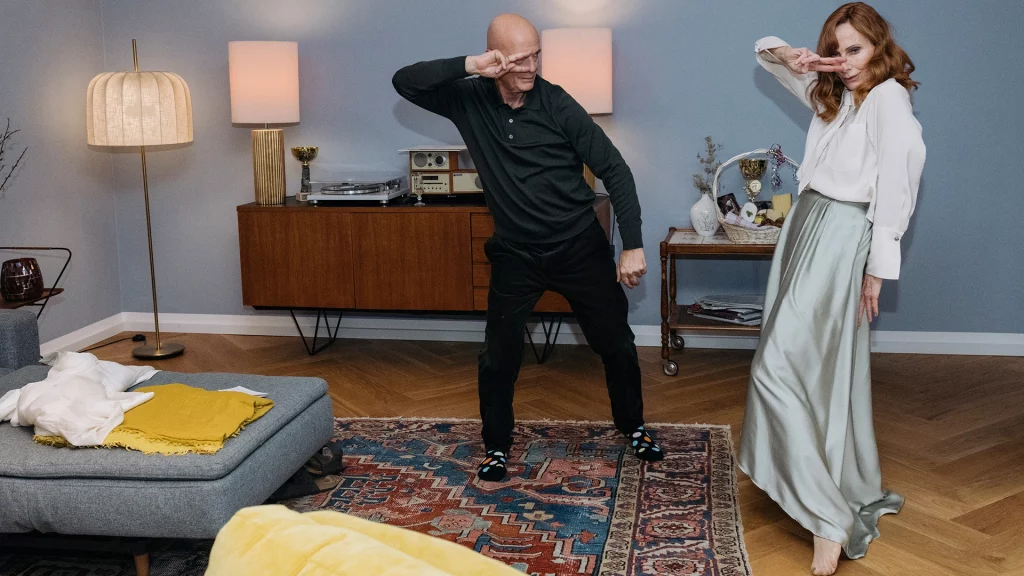 Andrea Sawatzki als Evelyn Moser Christian Berkel als Adam Lansky tanzen in Entführen für Anfänger