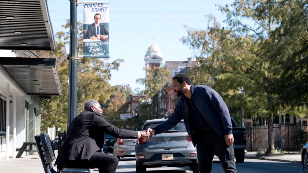Chiwetel Ejiofor als Marty Anderson und Carl Lumbly in The Life of Chuck