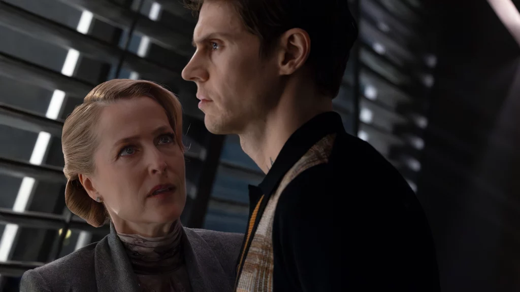 Gillian Anderson als Elisabeth Dillnger und Evan Peters als Julian Dillinger aus Tron Ares