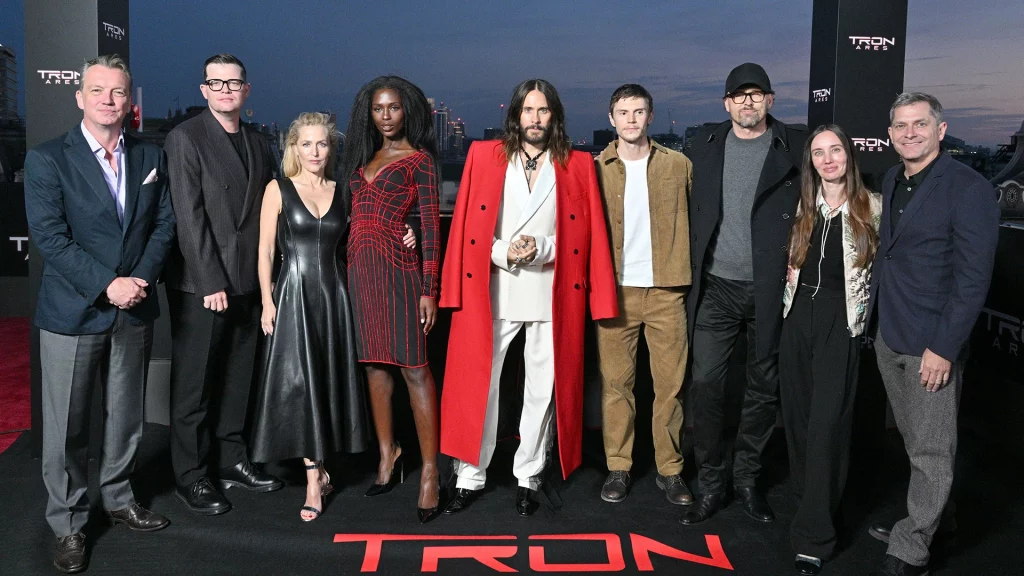 Jared Leto Greta Lee Gillian Anderson Evan Peters Jeff Bridges Joachim Ronning an der Premiere in London von Tron Ares