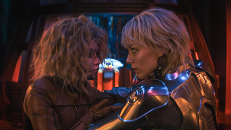 M3gan und Ivanna Sakhno als Amelia aus M3GAN 2.0