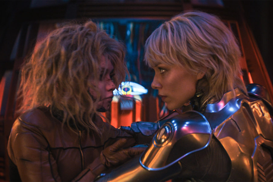 M3gan und Ivanna Sakhno als Amelia aus M3GAN 2.0