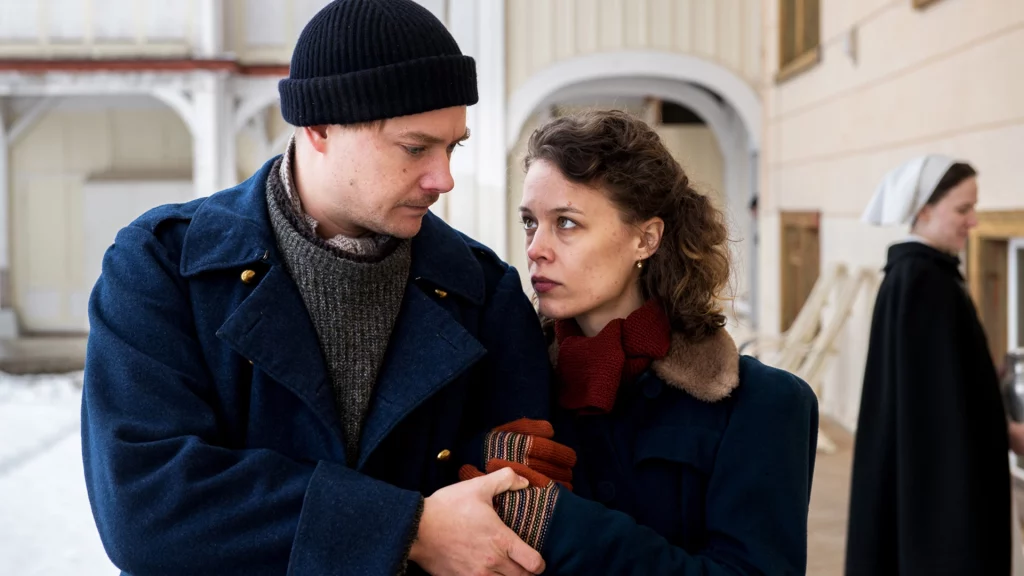 Paula Beer als Julika und Sven Schelker in Stiller