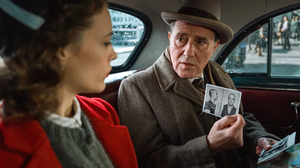 Stefan Kurt als Dr. Bohnenblust und Paula Beer als Julika