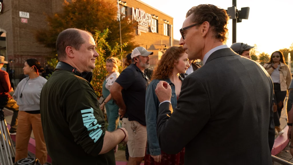 Tom Hiddleston und Regisseur Mike Flanagan am Set von The Life of Chuck