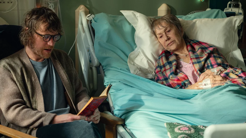 Helen Mirren und Johnny Flynn als Connor