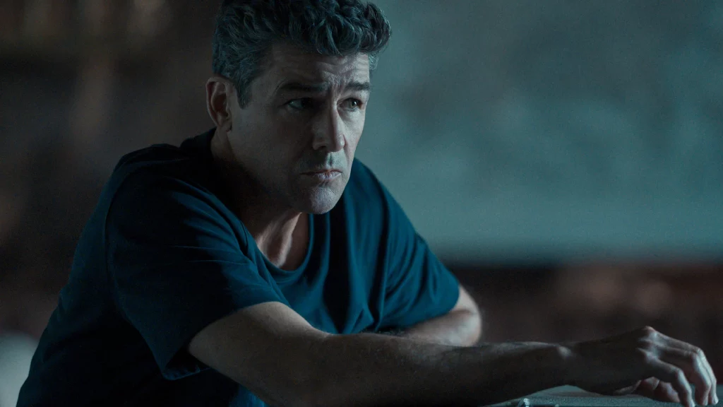 Kyle Chandler als Paul Taylor in The Change