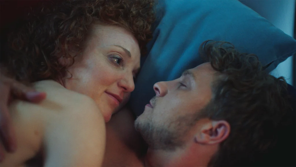 Yvonne Eisenring als Charlie und Max Hubacher als Tom RomCom