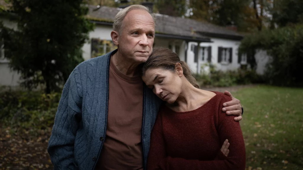 Anke Engelke als Rita und Ulrich Tukur als Hans aus Dann passiert das Leben