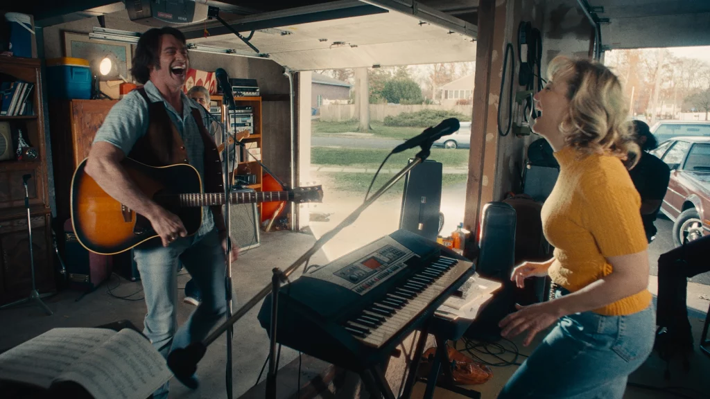 Hugh Jackman als Mike Sardina und Kate Hudson Claire Sardina singen