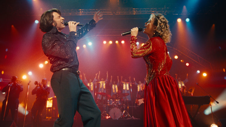 Hugh Jackman als Mike und Kate Hudson als Claire aus Song Sung Blue