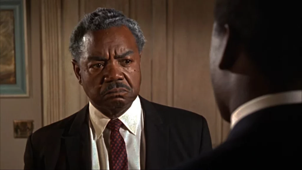 Roy Glenn spielt Mr Prentice