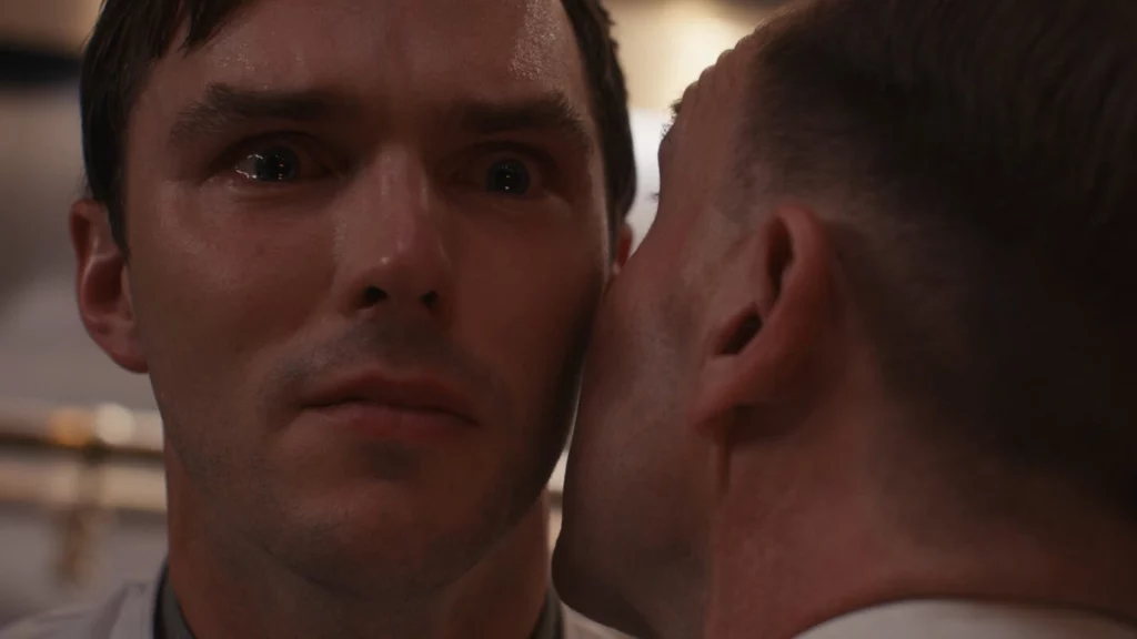 Nicholas Hoult und Ralph Fiennes aus The Menu