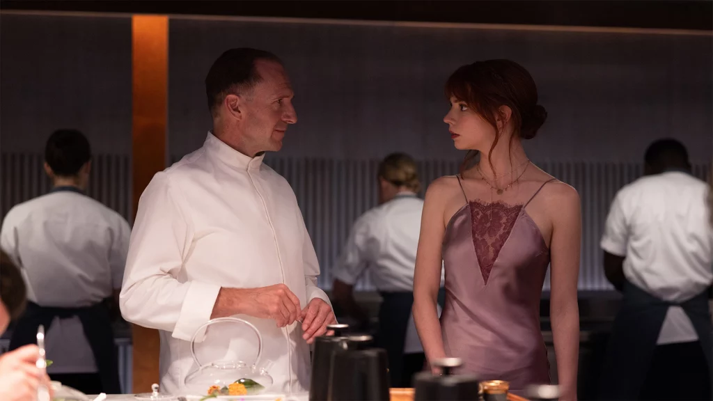 Ralph Fiennes und Anya Taylor-Joy aus The Menu