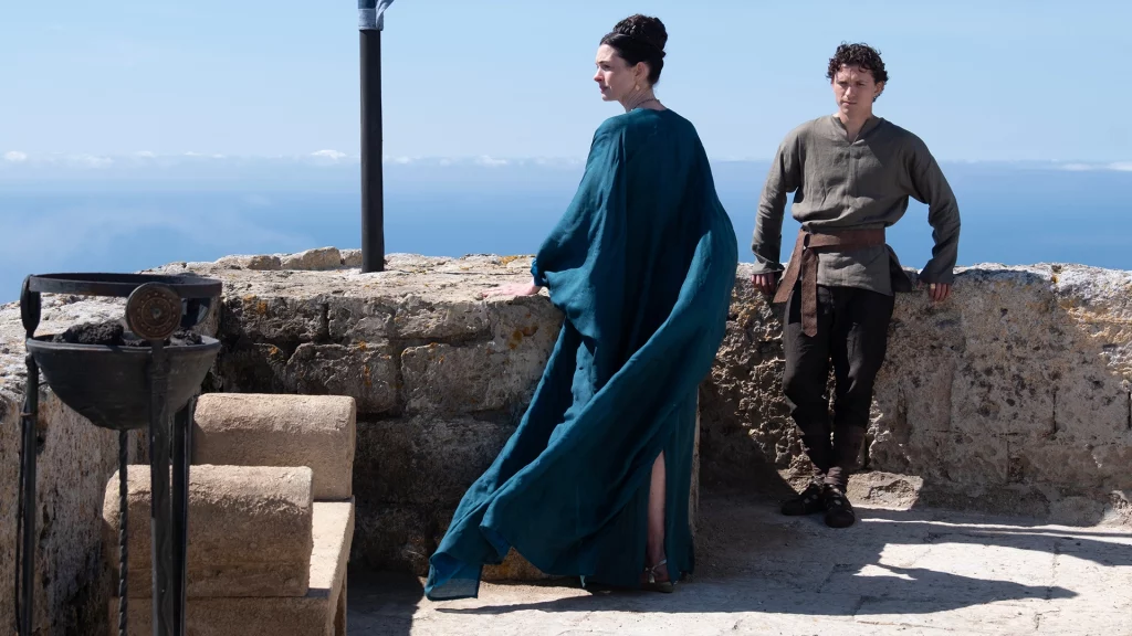 Anne Hathaway und Tom Holland aus Die Odyssee