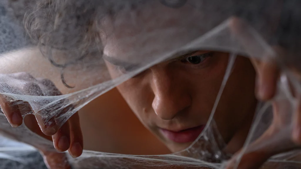 Tom Holland als Peter Parker mit Netz