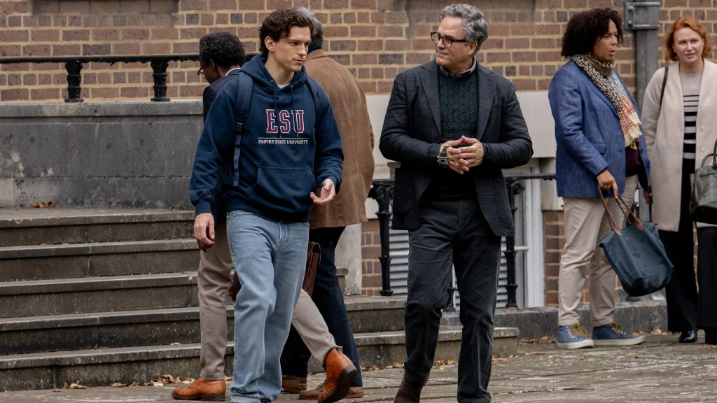 Tom Holland als Peter Parker und Mark Ruffalo als Bruce Banner in Spider-Man Brand New Day