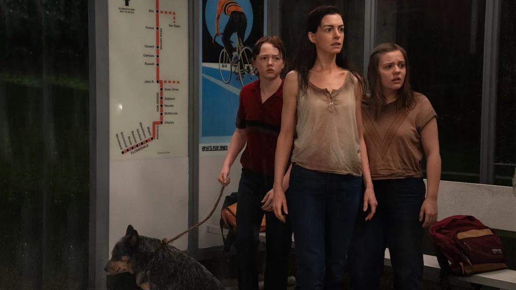 Anne Hathaway Christian Convery und Maisy Stella in The End of Oak Street