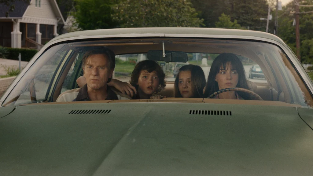 Anne Hathaway Ewan McGregor Christian Convery und Maisy Stella in The End of Oak Street