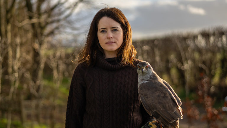 Claire Foy als Helen aus H wie Habicht