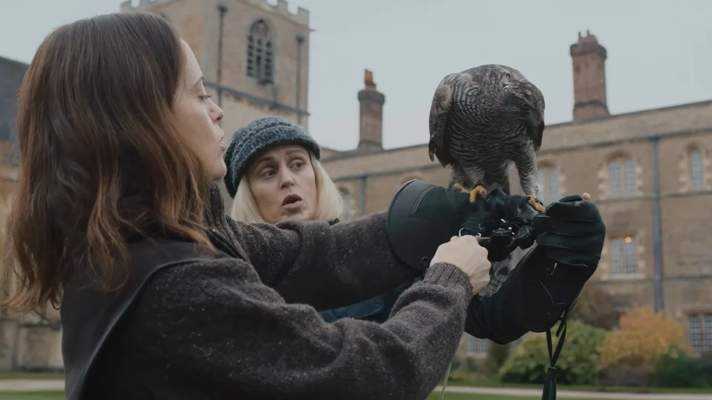 Claire Foy und Denise Gough aus H wie Habicht