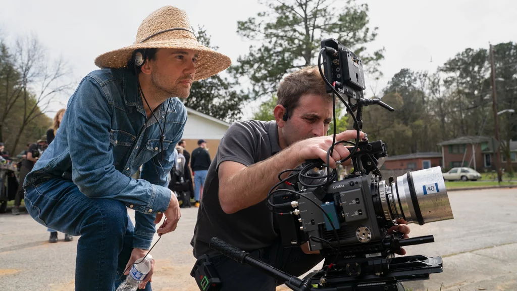 David Robert Mitchell und Mike Gioulakis am Filmset von The End of Oak Street