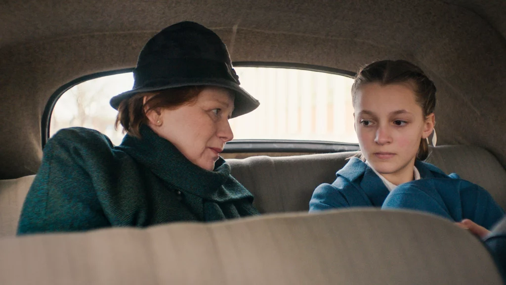 Imogen Kogge als Frau Steinberg und Elise Krieps in Karla